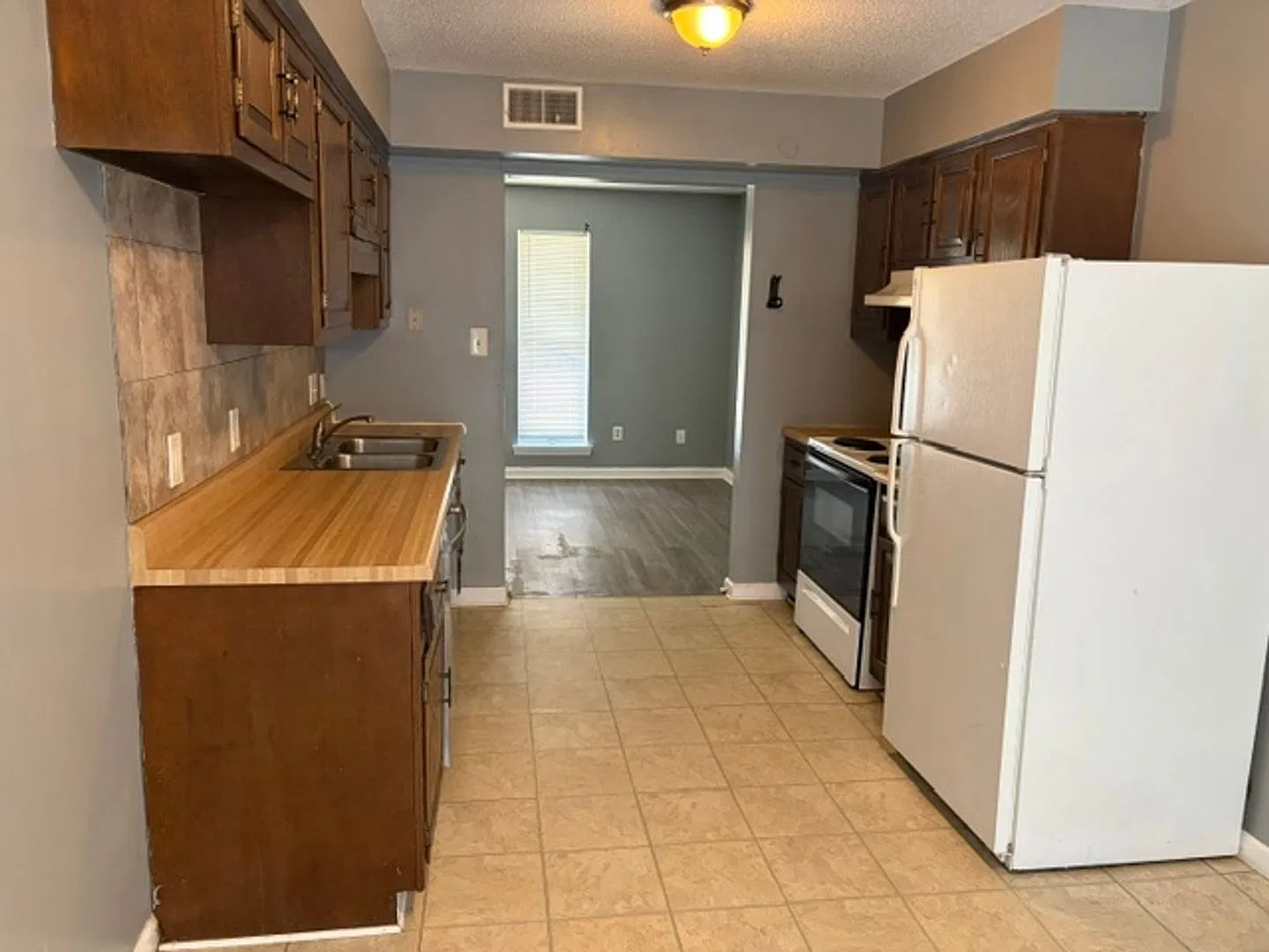 201-203 Maple Grove Way — Photo 2