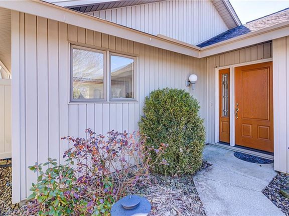 3rd image of 33108 Glenwood Ct