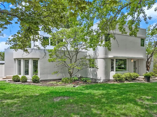 909 N 6th St, Chariton, IA 50049