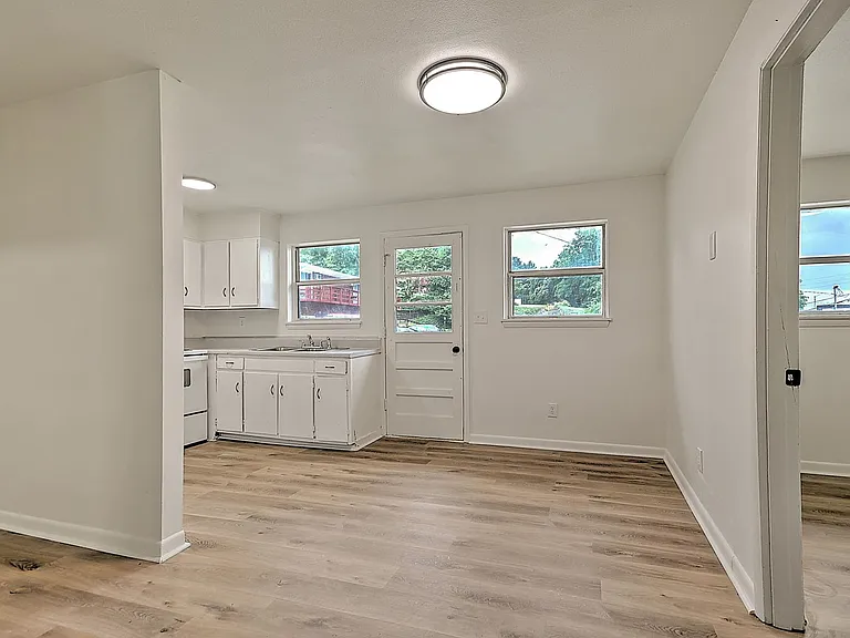 718 W G St — Photo 37