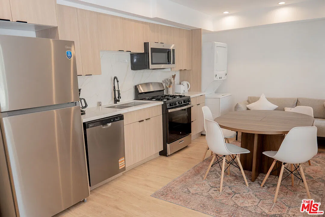 3 bed, 2.0 bath, 800 sqft, $3,250 — Photo 1