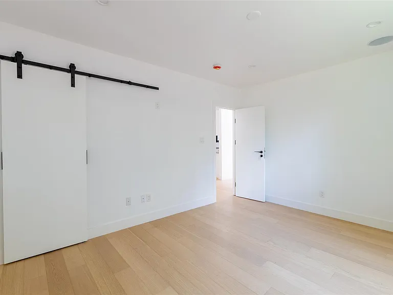 2945 Moss St — Photo 39