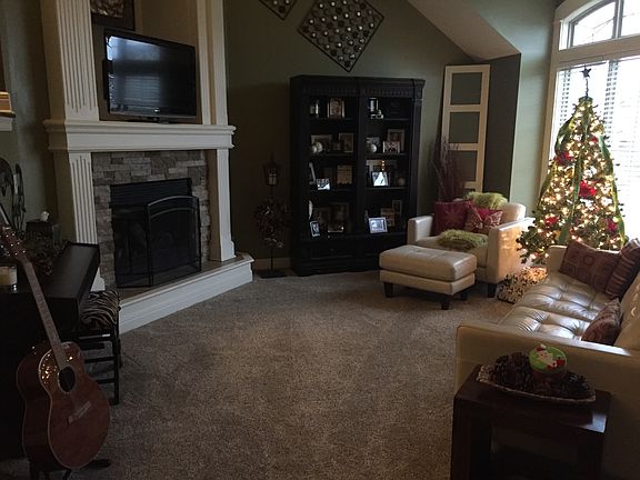 Gas fireplace, main living