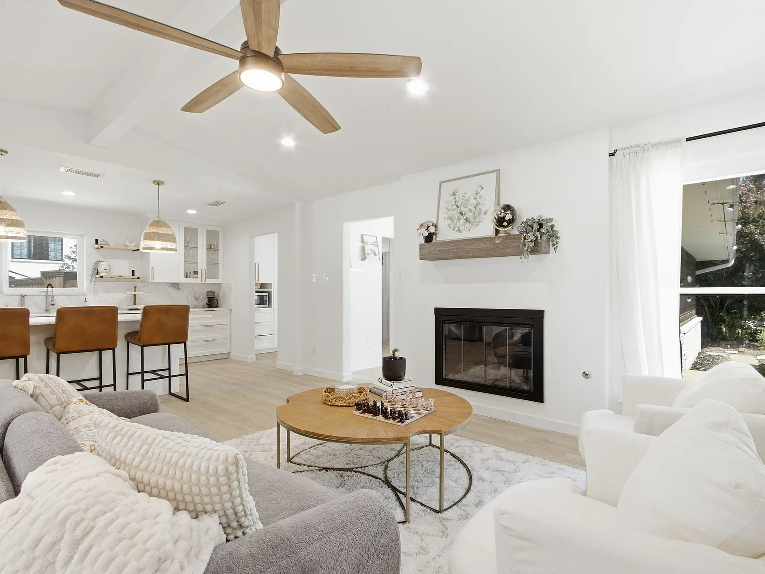 4 bed, 2.5 bath, 2702 sqft, $5,500 — Photo 2