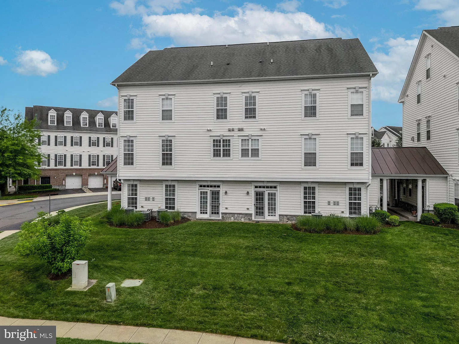 3 bed, 2.5 bath, 1775 sqft, $2,800 — Photo 3
