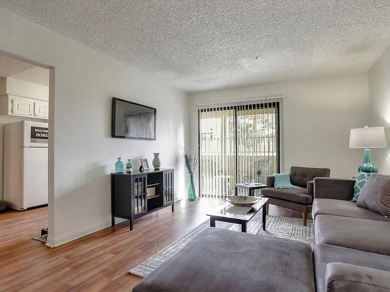 Sterling Sahara Apartments — Photo 14
