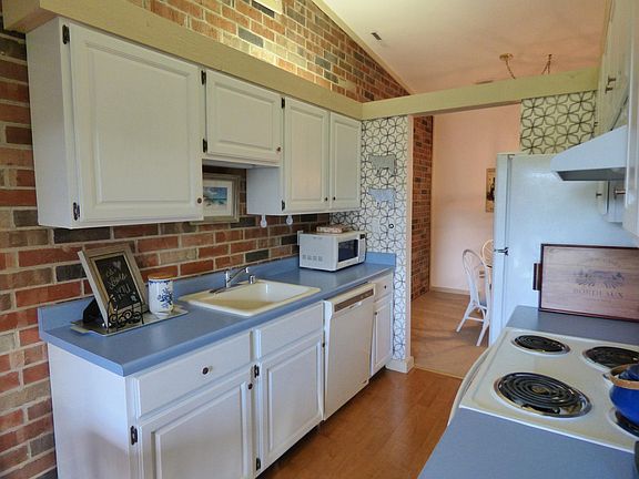 3rd image of 36 Abbey Villa Cir Unit F