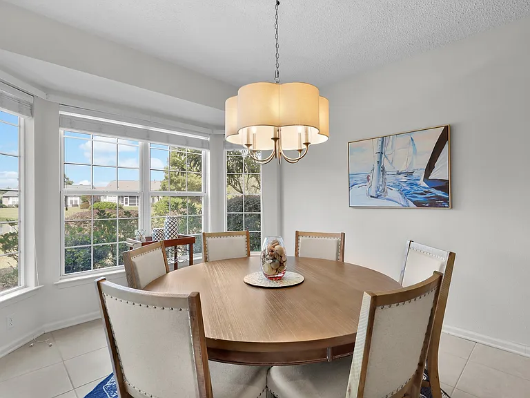 Dining area seats 6