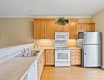 2nd image of 2814 Lake Ave