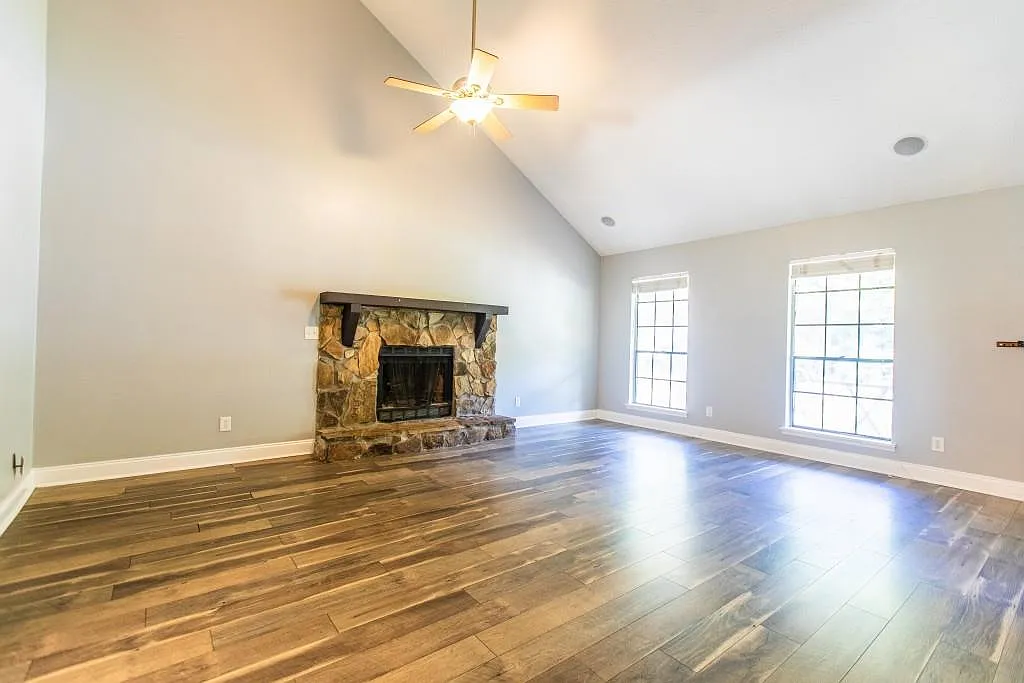 3 bed, 2.0 bath, 2223 sqft, $2,600 — Photo 3