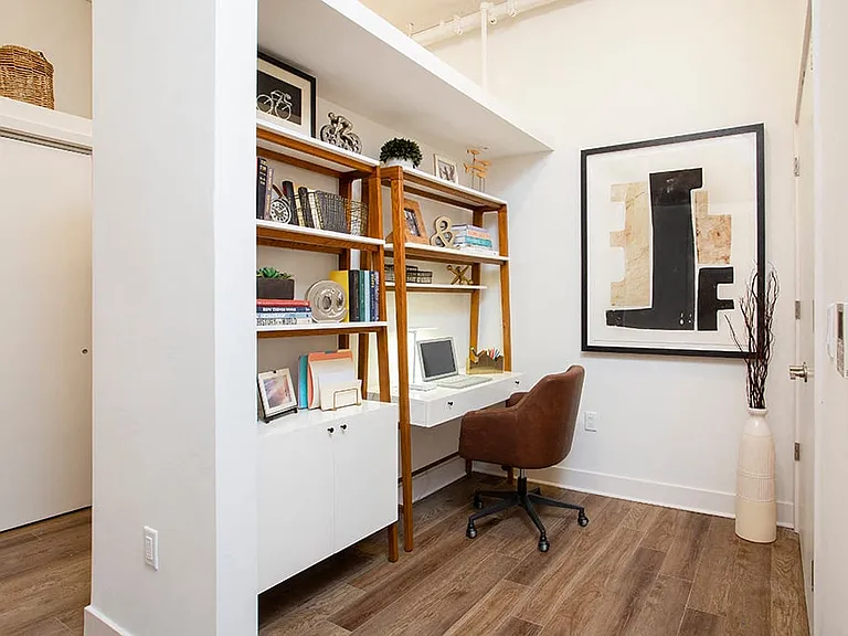 Separate Home Office in Model 307