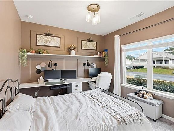 4th image of 11 Willowrun Dr SW