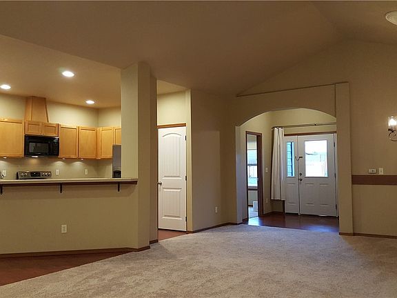 5th image of 509 Emerald Ln SE