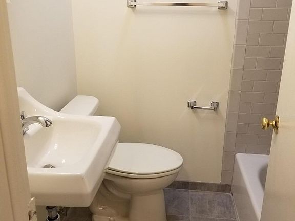 4th image of 817 Ringwood Ave #4
