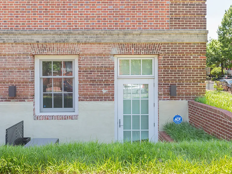 901 D St NE #1 — Photo 41