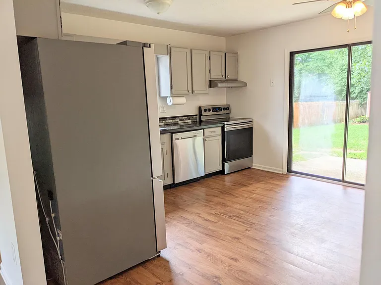 1649 Summerhill Dr — Photo 7