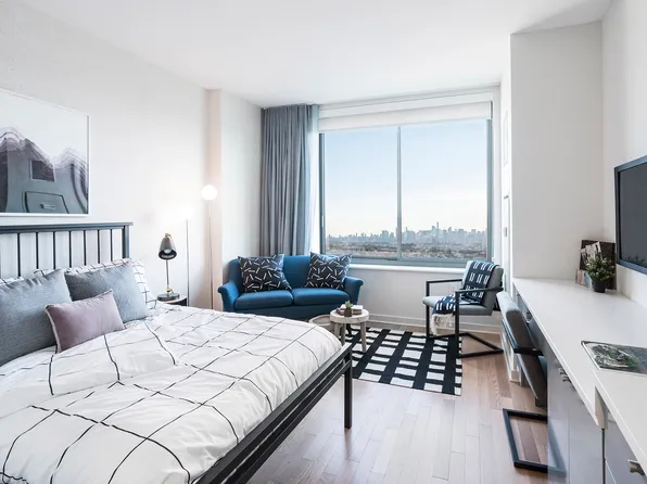 589 Pavonia Avenue image 6 of 25