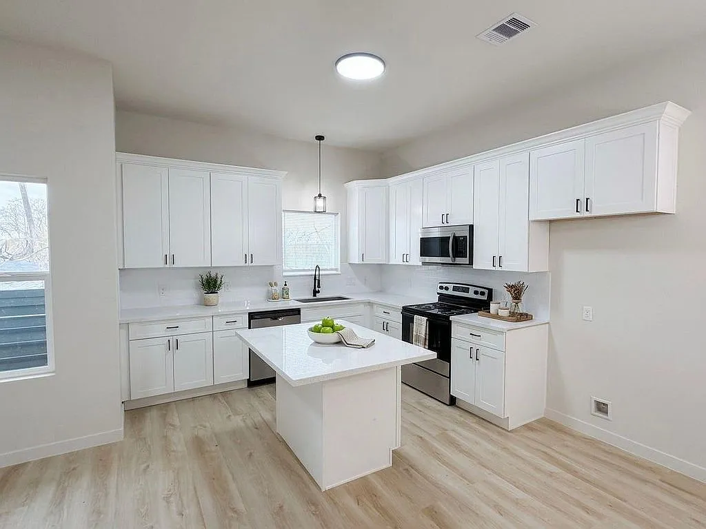 3 bed, $1,800 — Photo 2