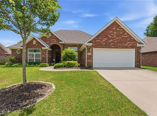 3833 W Edgewater Dr, Fayetteville, AR 72704