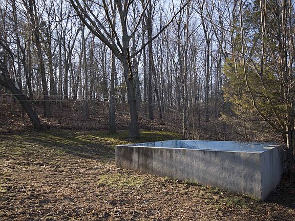 Wooded back yd w/pool