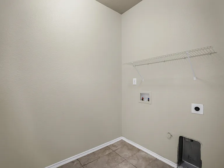 2049 Meadow View Dr — Photo 19