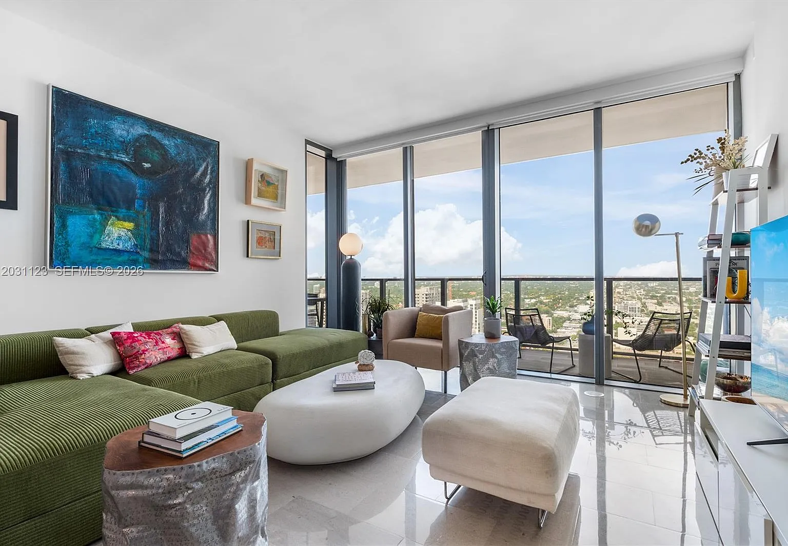 Rise Condo — Photo 1