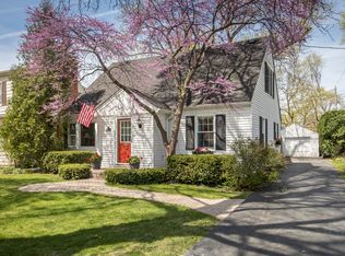 2136 Golf Ct, Glenview, IL