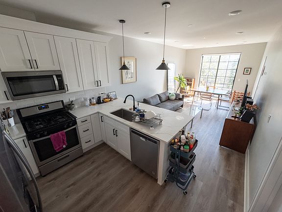 2nd image of 3113 N Lincoln Ave APT 402