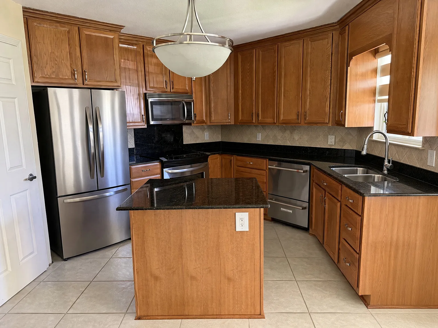 3 bed, 2254 sqft, $2,200 — Photo 4