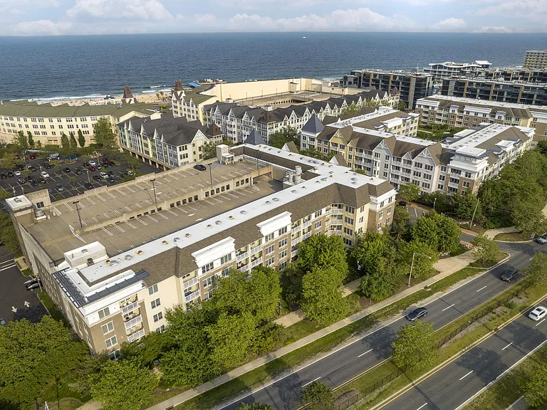 Pier Village Apartments — Photo 32