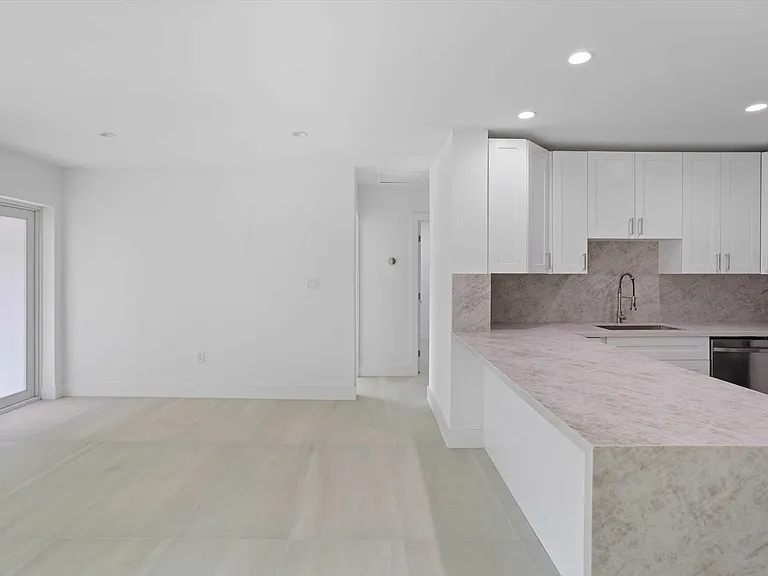 2786 SW 33rd Ave — Photo 8