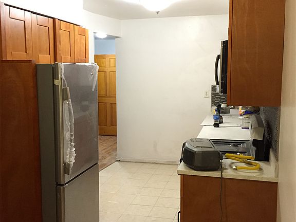 2nd image of 2004 47th St
