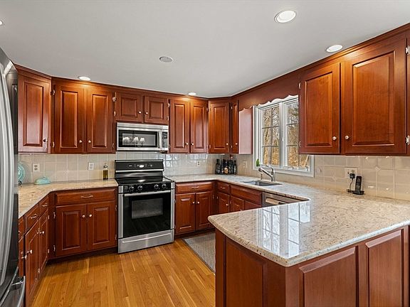 4th image of 12 Inverness Cir