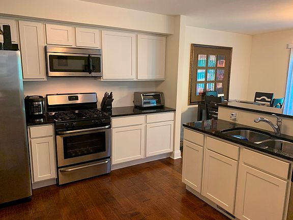Beautiful kitchen, granite countertops and lots of cabinet space.