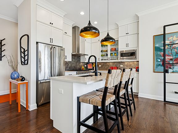 4th image of 5820 N Clark St #407