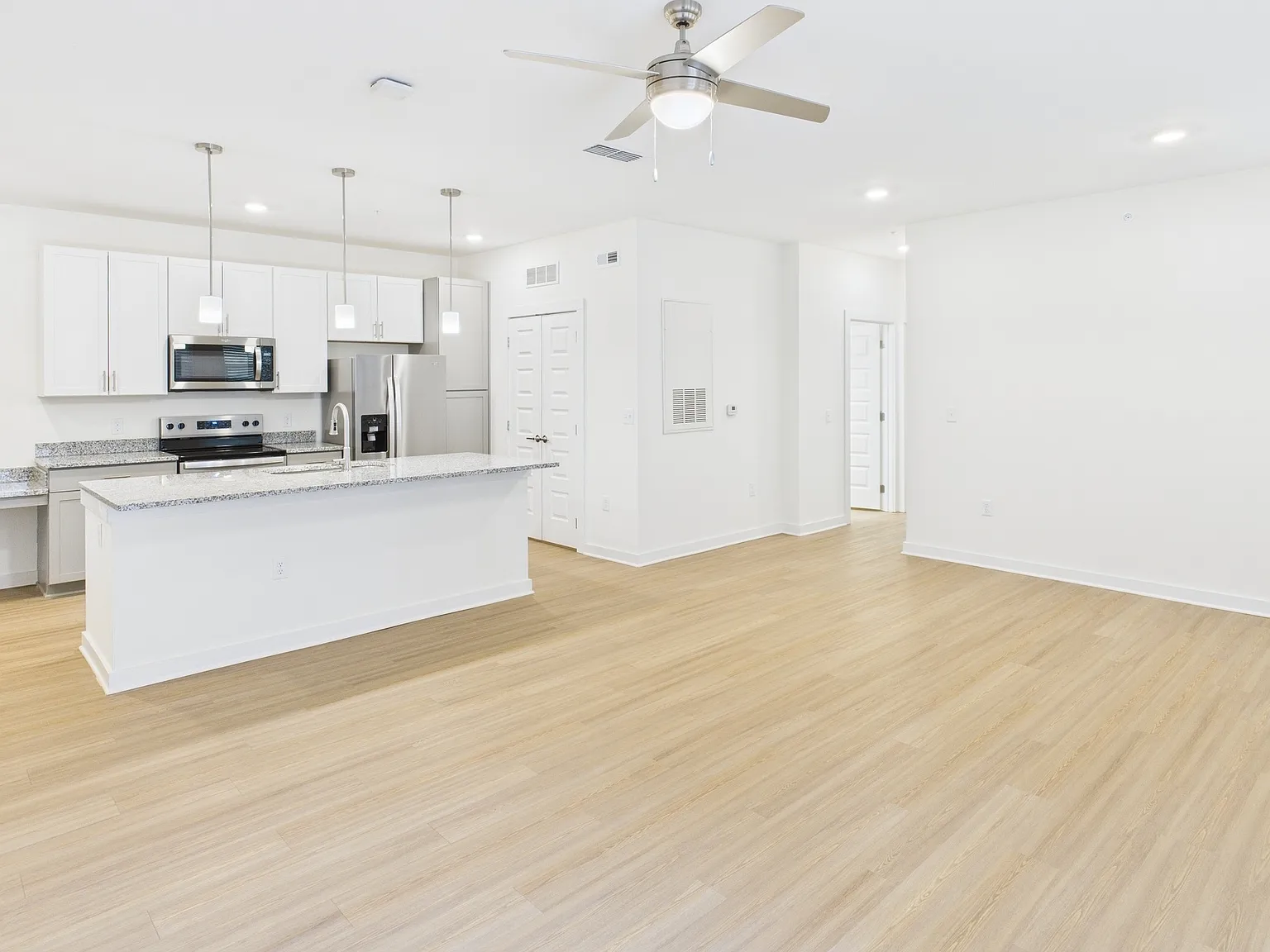 3 bed, 1267 sqft, $2,249 — Photo 4
