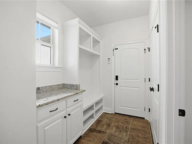 8929 Greenleaves Dr — Photo 21