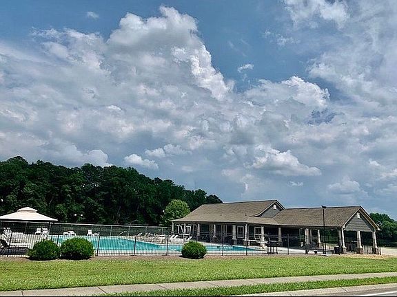 Pool / Clubhouse 