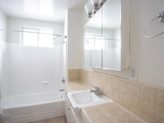 5th image of 839 S Plymouth Blvd #4ba65a379