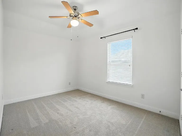 2404 Sabine Cir — Photo 21