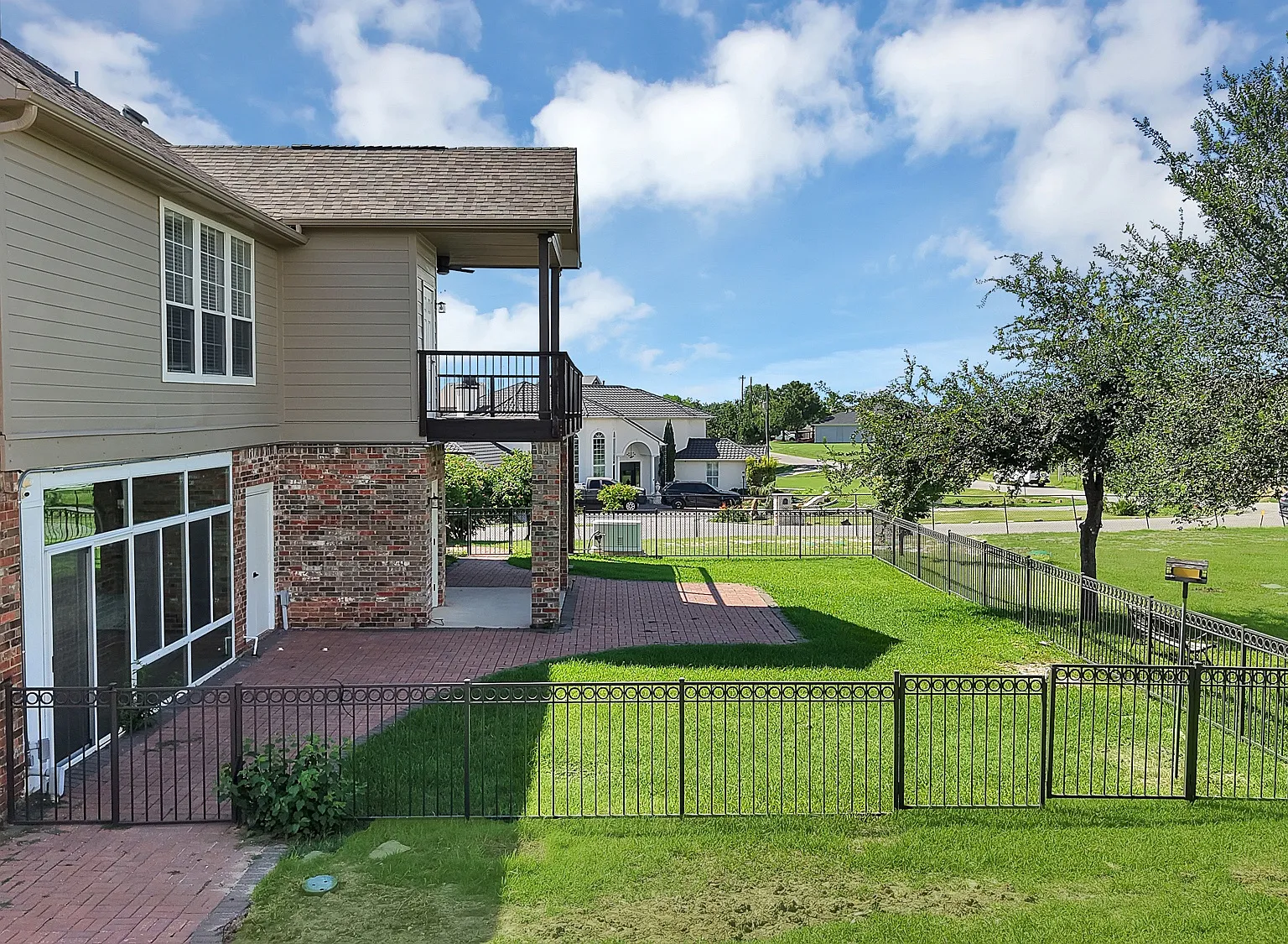 4 bed, 3931 sqft, $6,000 — Photo 4