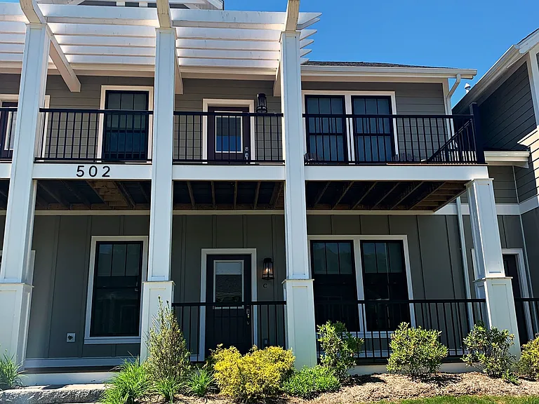 502 Edgewater Cir #C — Photo 1