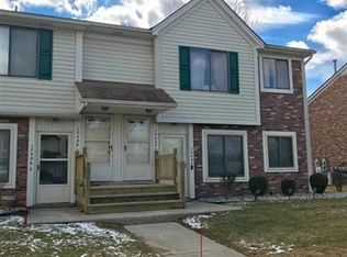 17424 Utica Oaks Ln, Roseville, MI