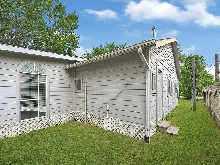 14336 Victoria St — Photo 5