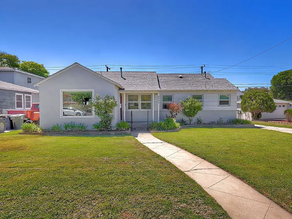8951 Linden Ln