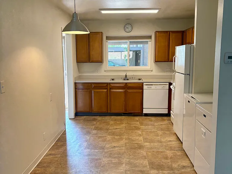 1405 Bradley Dr — Photo 3