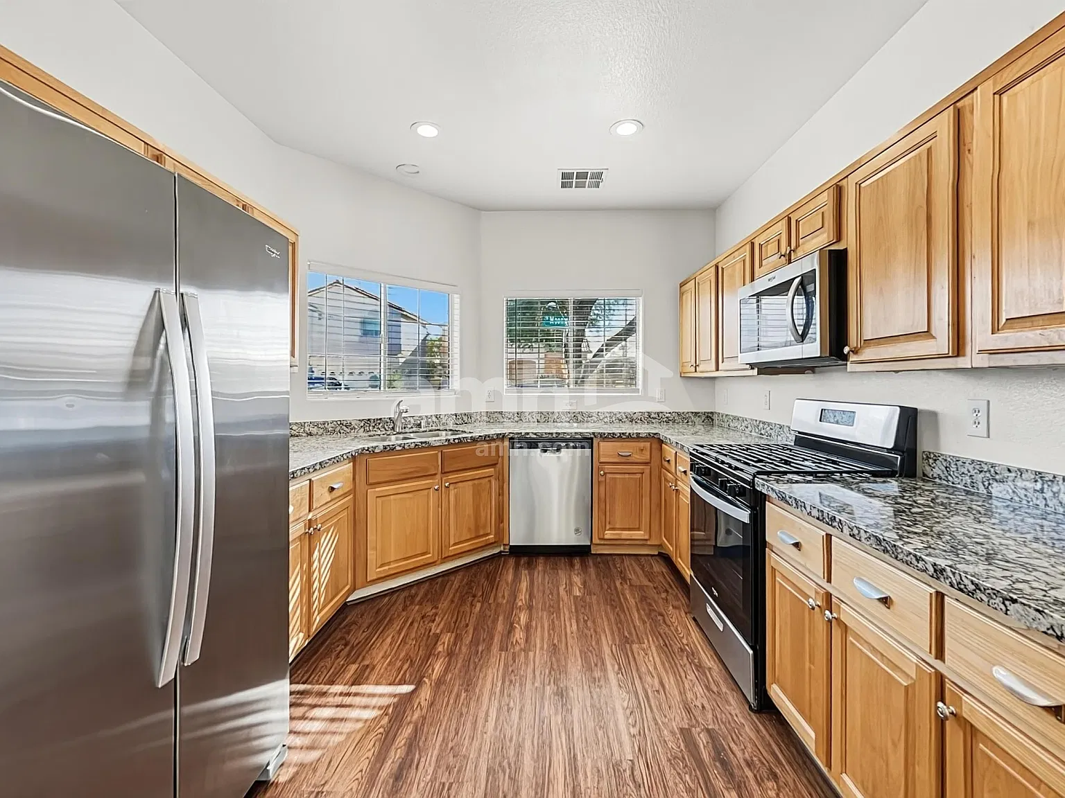 3 bed, 2.5 bath, 1942 sqft, $2,460 — Photo 3