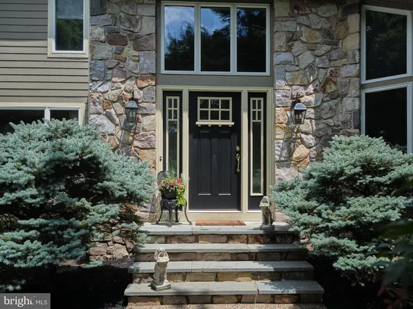 9 Skyview Dr, Ivyland, PA 18974