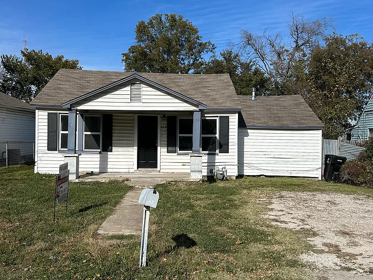 832 E Elgin Pl — Photo 1