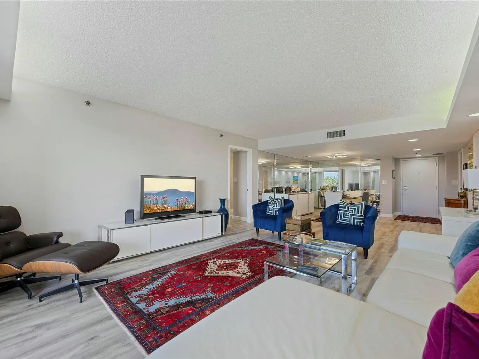2 bed, 2.0 bath, 1438 sqft, $6,800 — Photo 3